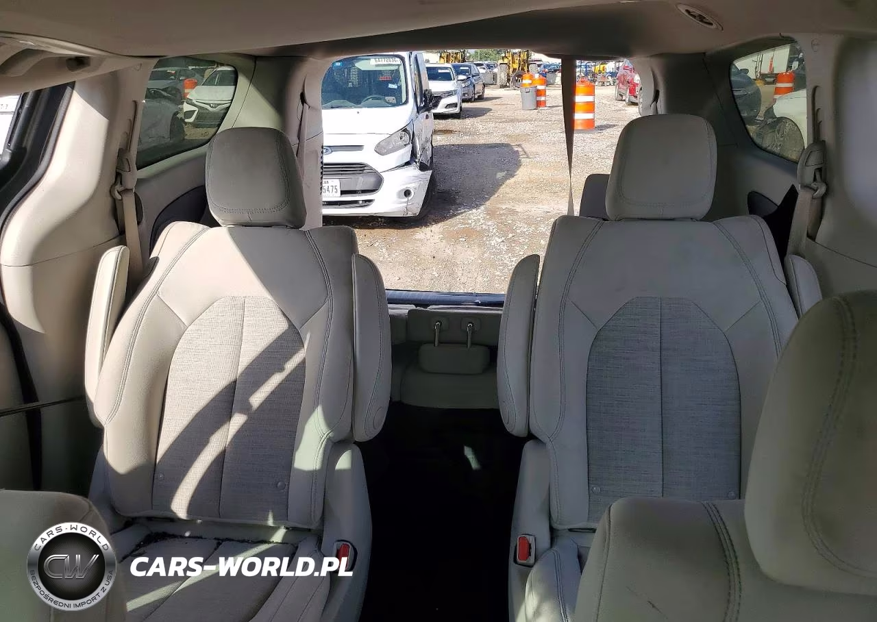 2018 Chrysler Pacifica Hybrid Touring Plus VIN:2C4RC1H79JR332967 - 10