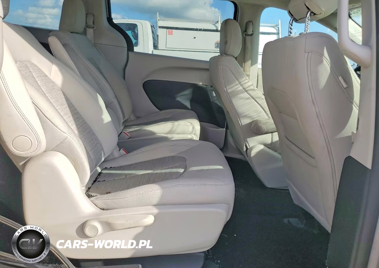 2018 Chrysler Pacifica Hybrid Touring Plus VIN:2C4RC1H79JR332967 - 11