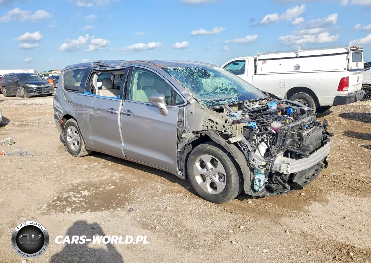 2018 Chrysler Pacifica Hybrid Touring Plus VIN:2C4RC1H79JR332967 - 4