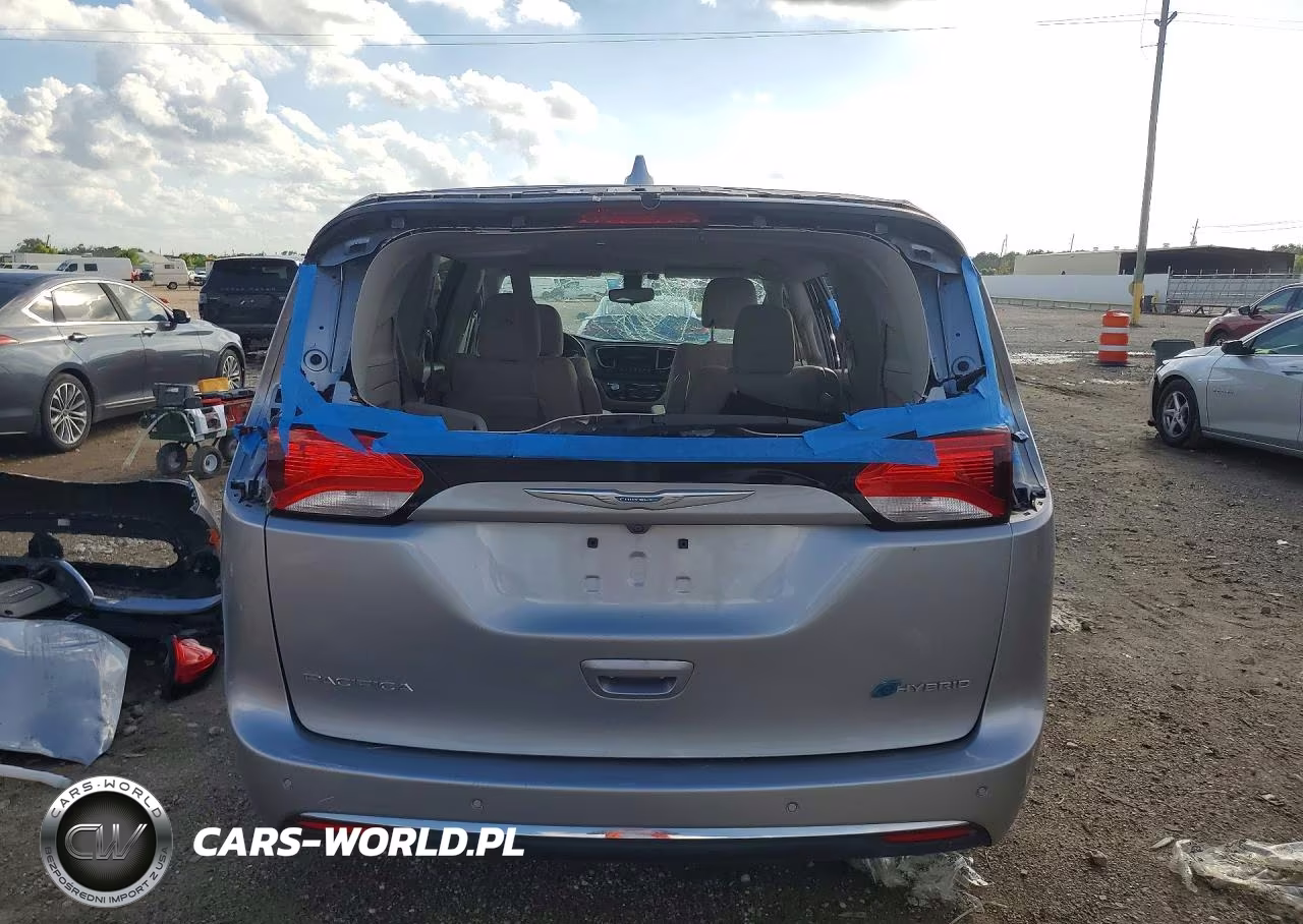 2018 Chrysler Pacifica Hybrid Touring Plus VIN:2C4RC1H79JR332967 - 6