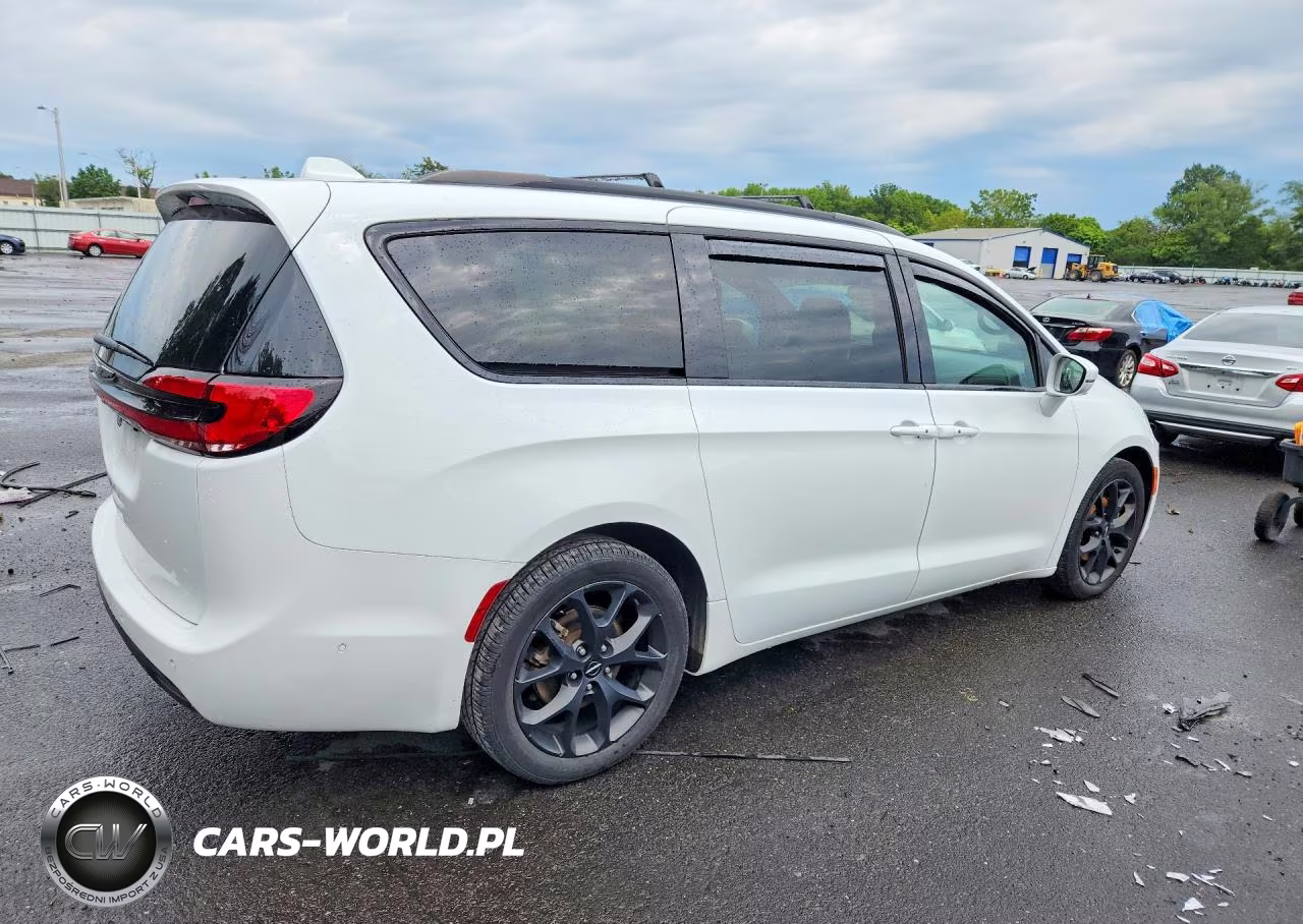 2022 Chrysler Pacifica Touring L VIN:2C4RC1BG2NR232255 - 3
