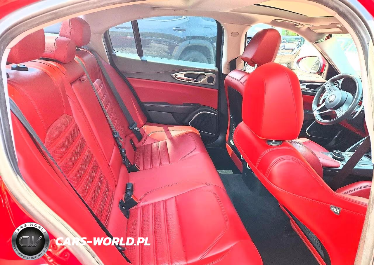 2018 Alfa Romeo Giulia Ti Q4 VIN:ZARFAEEN0J7572788 - 10