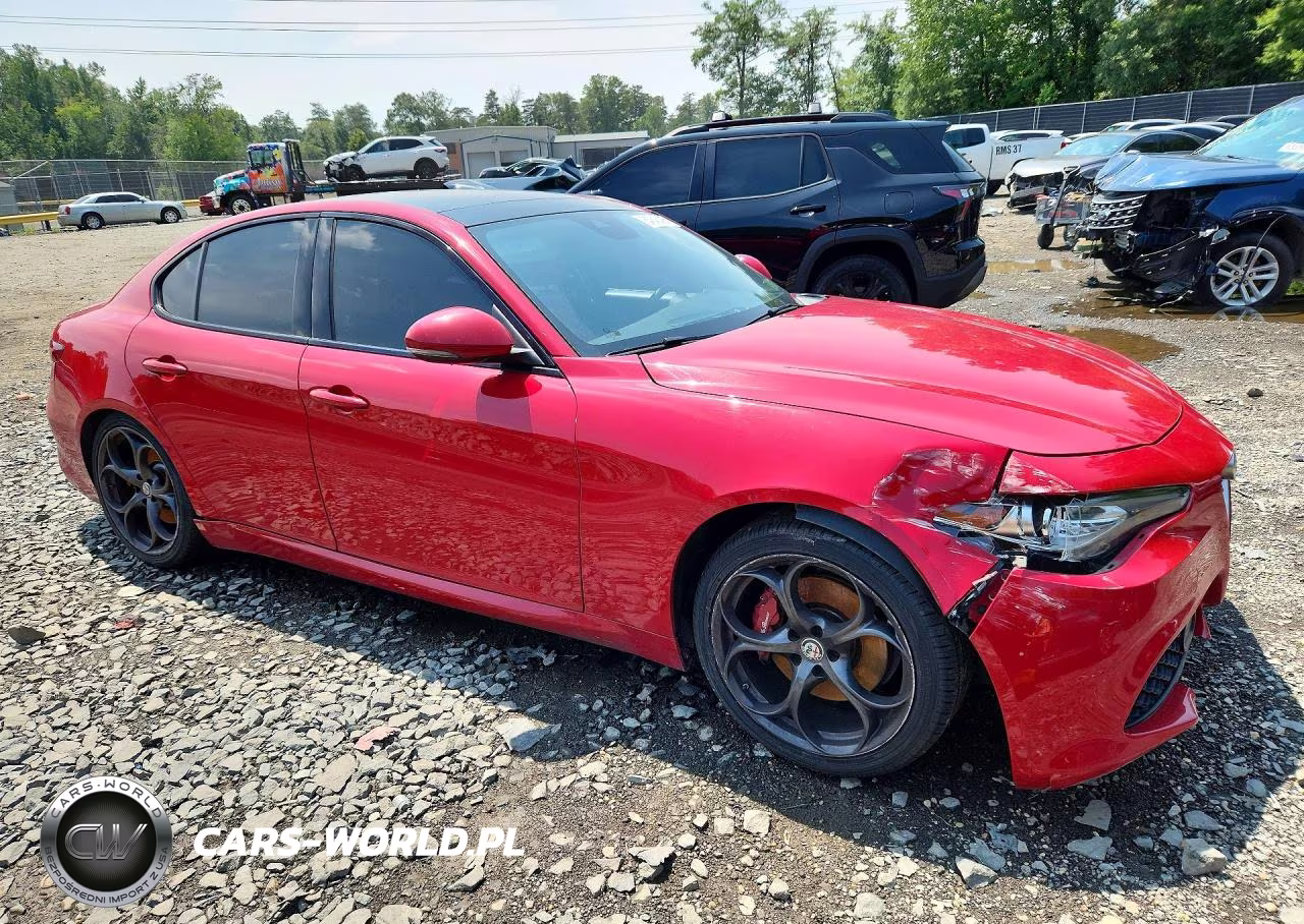 2018 Alfa Romeo Giulia Ti Q4 VIN:ZARFAEEN0J7572788 - 4