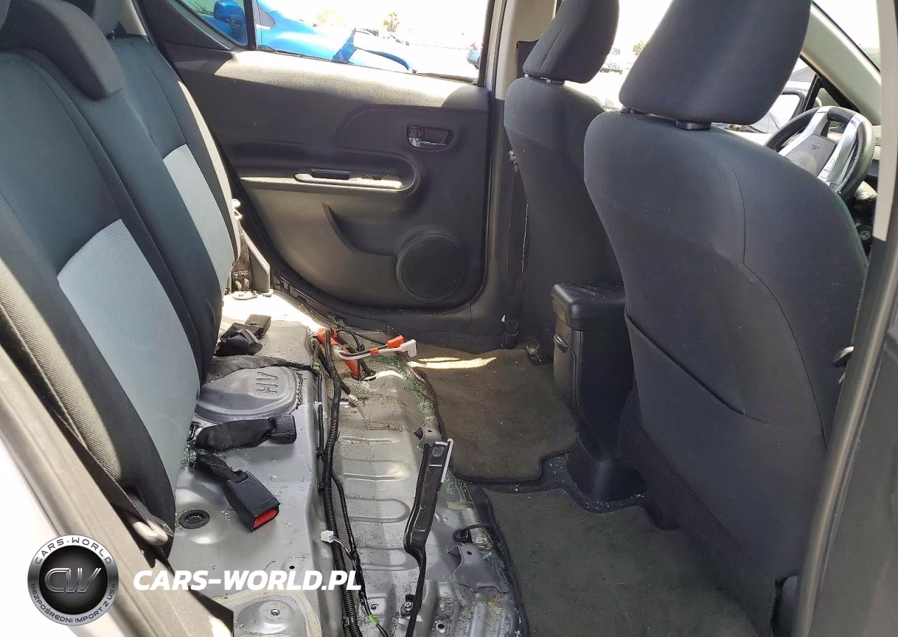 2015 Toyota Prius C Two VIN:JTDKDTB3XF1582097 - 10