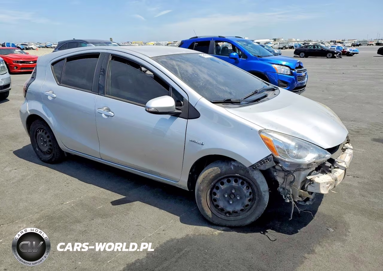 2015 Toyota Prius C Two VIN:JTDKDTB3XF1582097 - 4