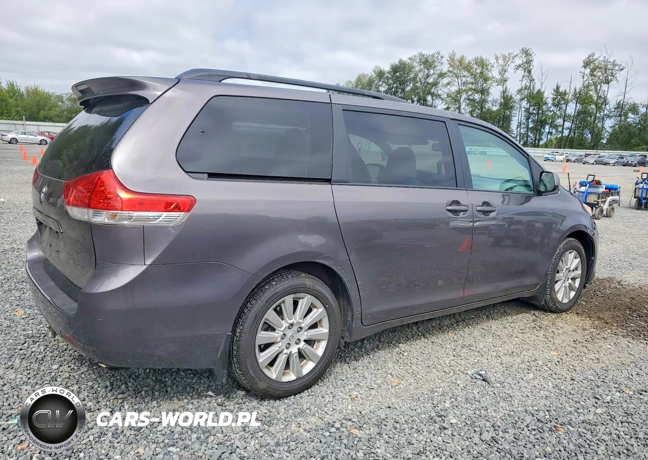 2013 Toyota Sienna Le VIN:5TDJK3DC6DS053518 - 3