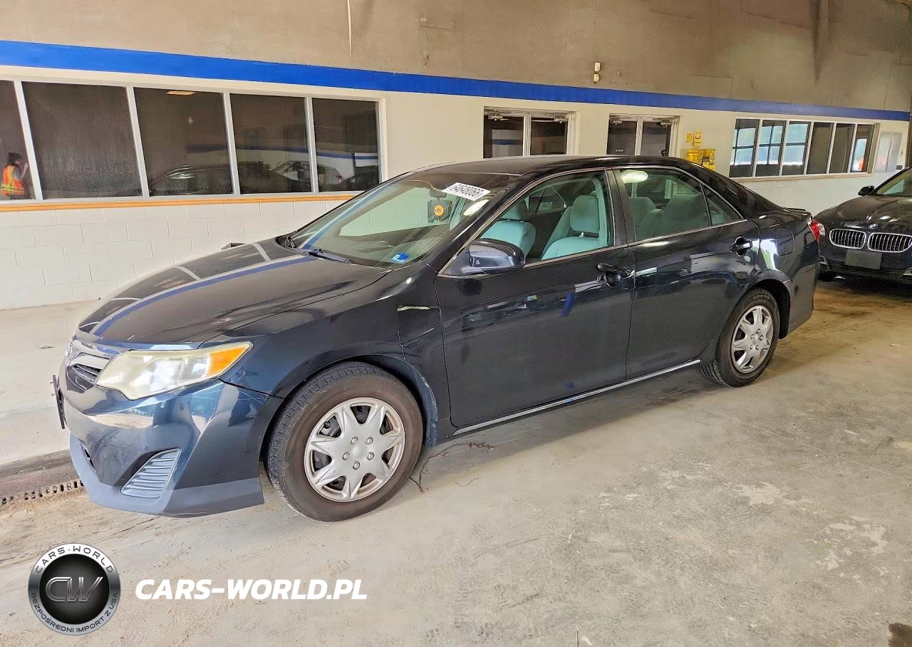 2012 Toyota Camry Le – zdjęcie 1 z 12