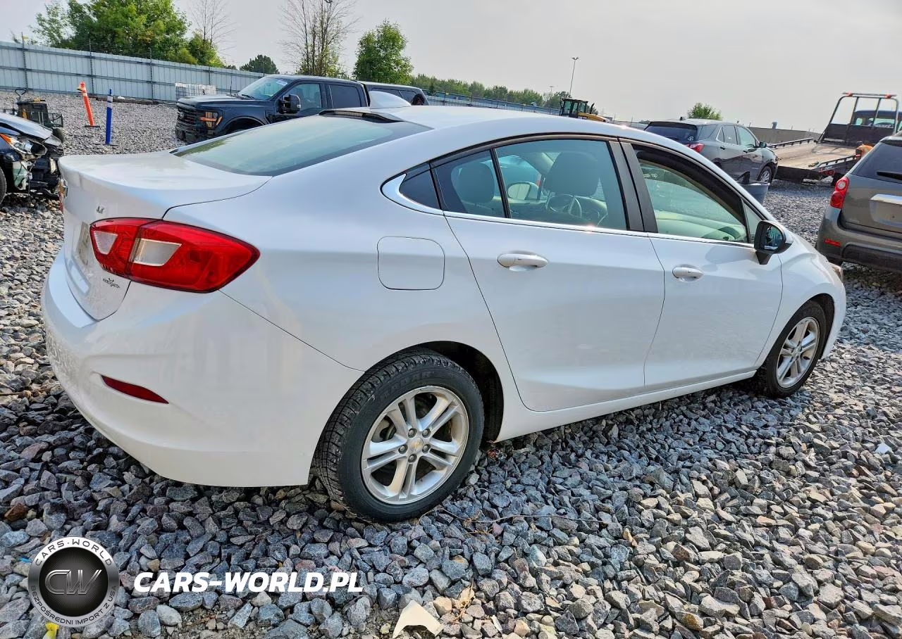 2018 Chevrolet Cruze Lt VIN:1G1BE5SM1J7196751 - 3