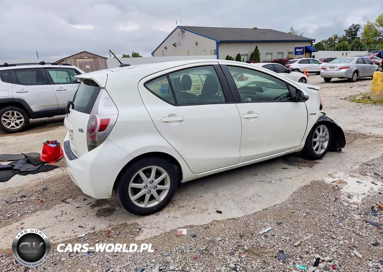 2013 Toyota Prius C Three VIN:JTDKDTB38D1038078 - 3