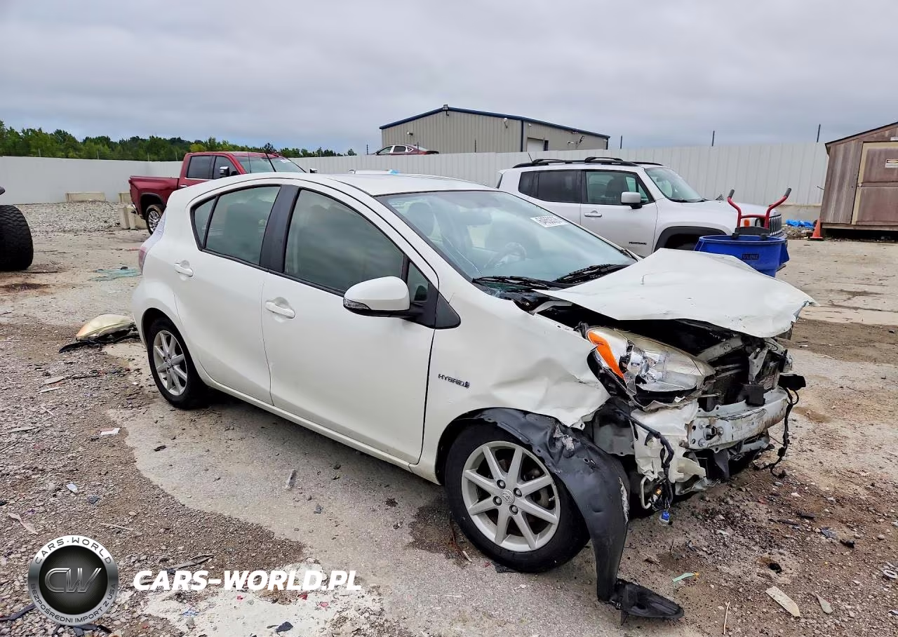2013 Toyota Prius C Three VIN:JTDKDTB38D1038078 - 4