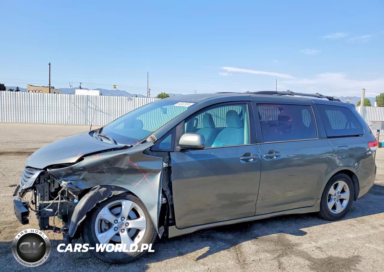 2013 Toyota Sienna Le – zdjęcie 1 z 14