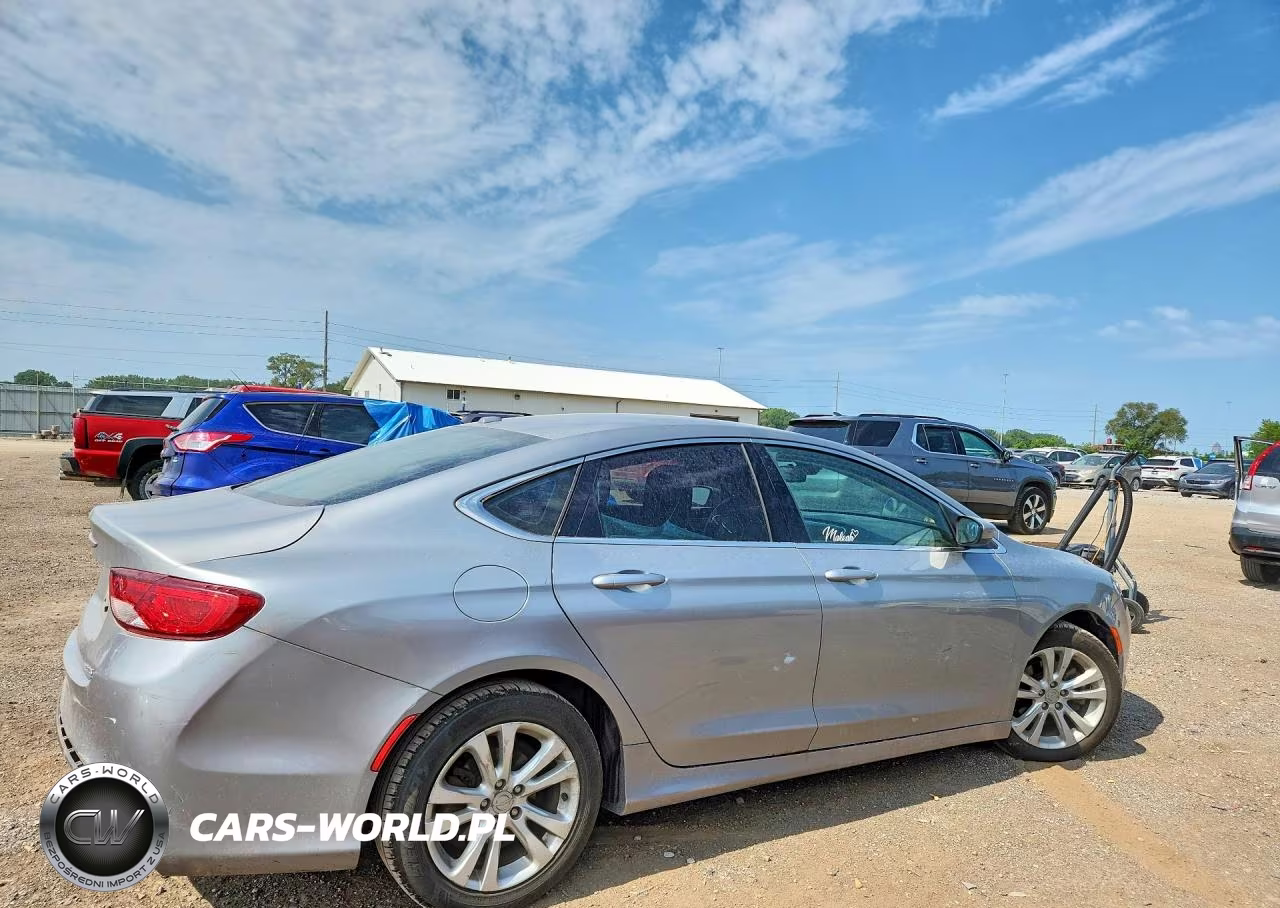 2015 Chrysler 200 Limited VIN:1C3CCCABXFN599480 - 3