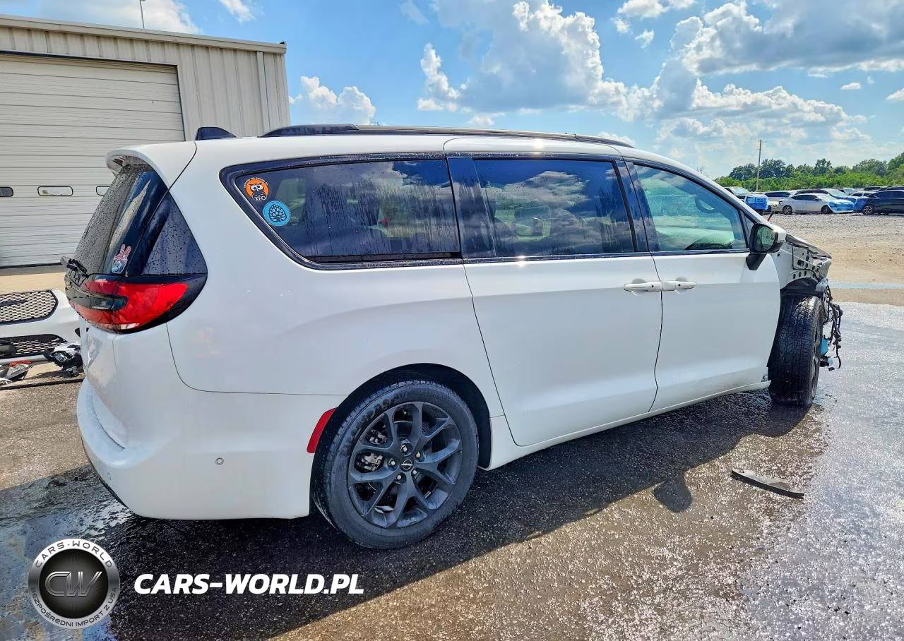 2023 Chrysler Pacifica Touring L VIN:2C4RC1BG3PR513015 - 3