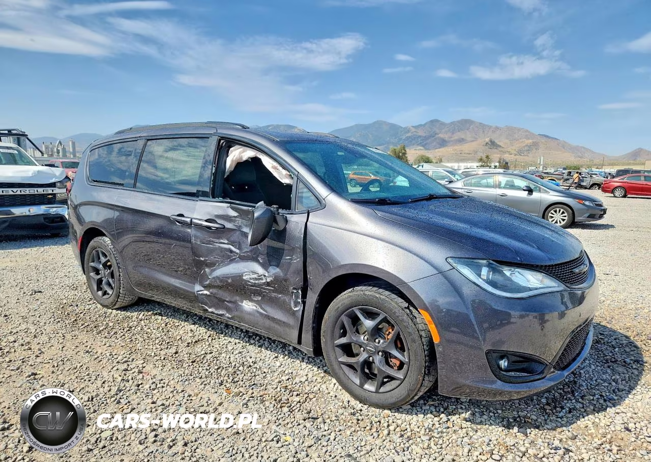 2019 Chrysler Pacifica Touring L Plus VIN:2C4RC1EGXKR751495 - 4