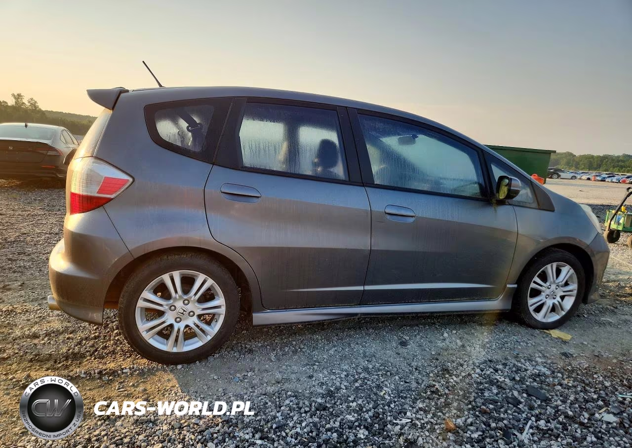 2011 Honda Fit Sport VIN:JHMGE8H54BC002140 - 3