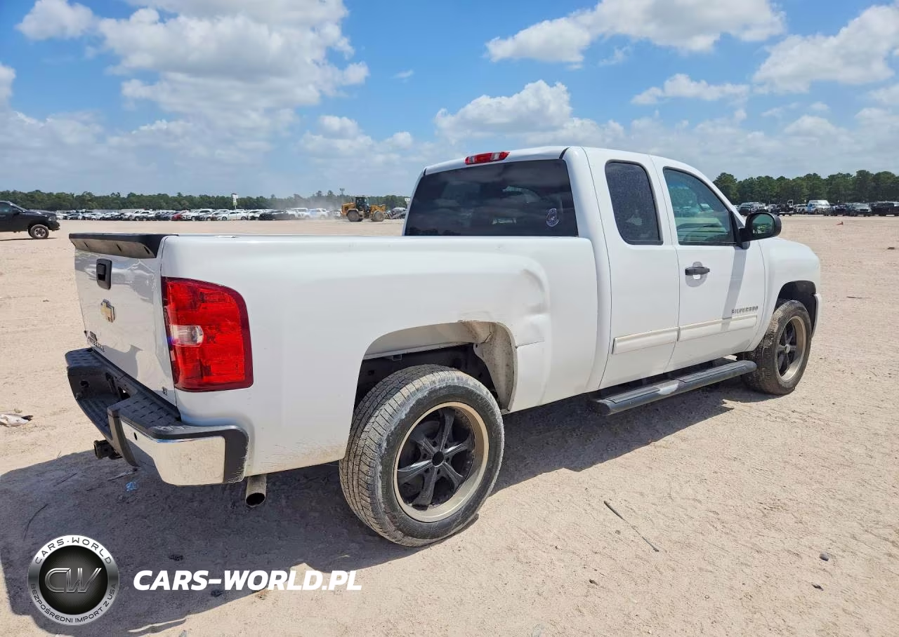 2011 Chevrolet Silverado C1500 Ls VIN:1GCRCREA1BZ257851 - 3