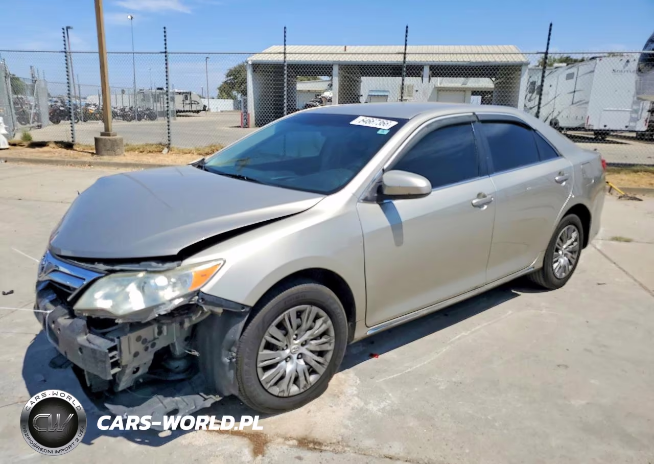 2013 Toyota Camry Le – zdjęcie 1 z 13