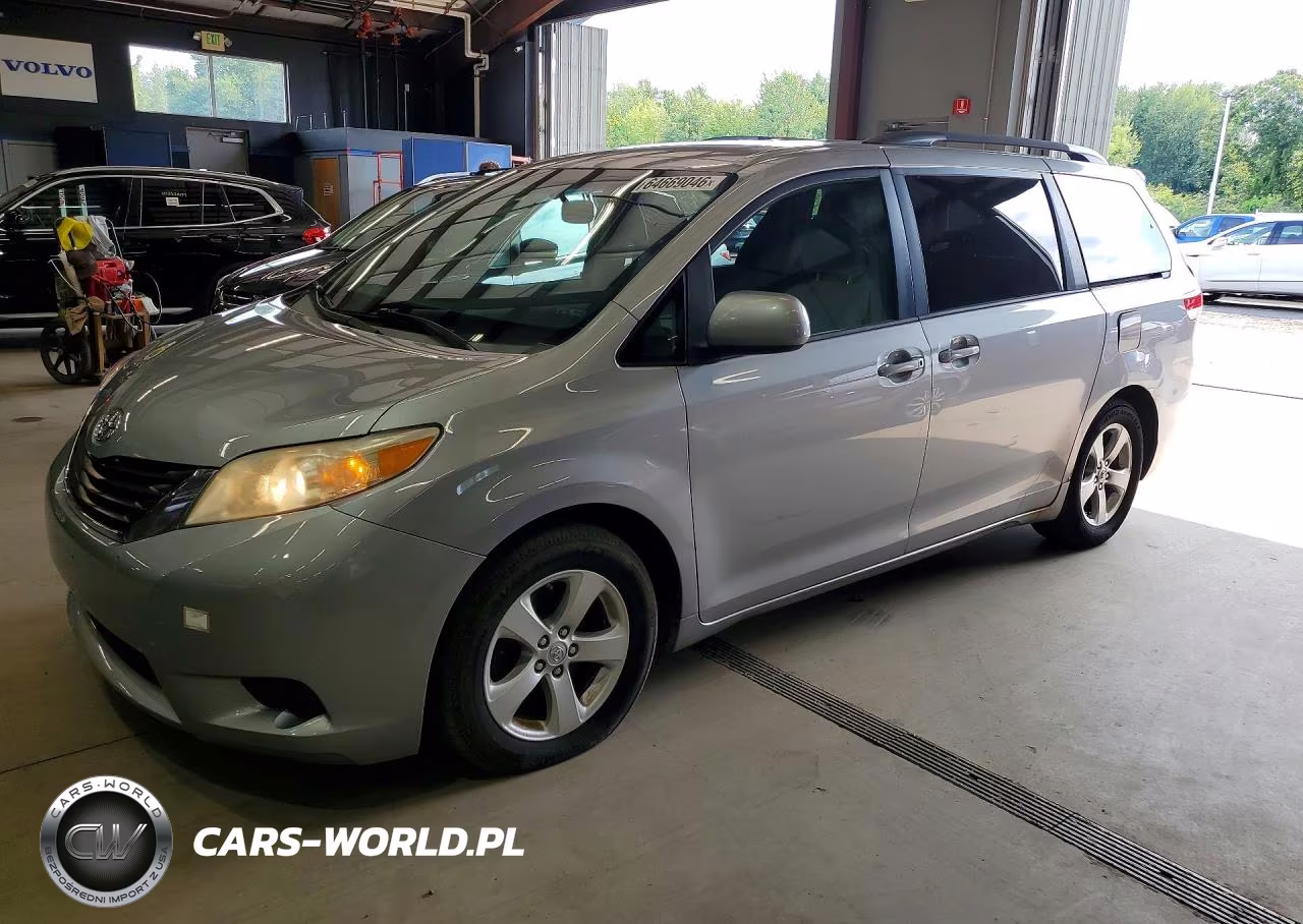 2014 Toyota Sienna Le – zdjęcie 1 z 13