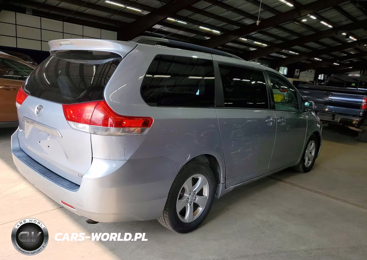 2014 Toyota Sienna Le VIN:5TDKK3DC8ES421784 - 3