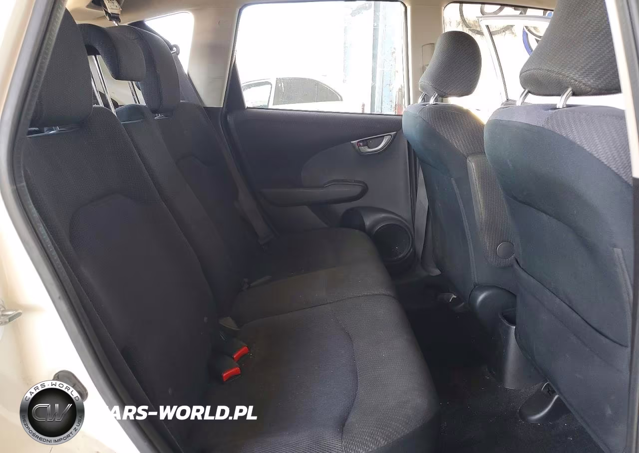2013 Honda Fit Sport VIN:JHMGE8H53DC057407 - 10