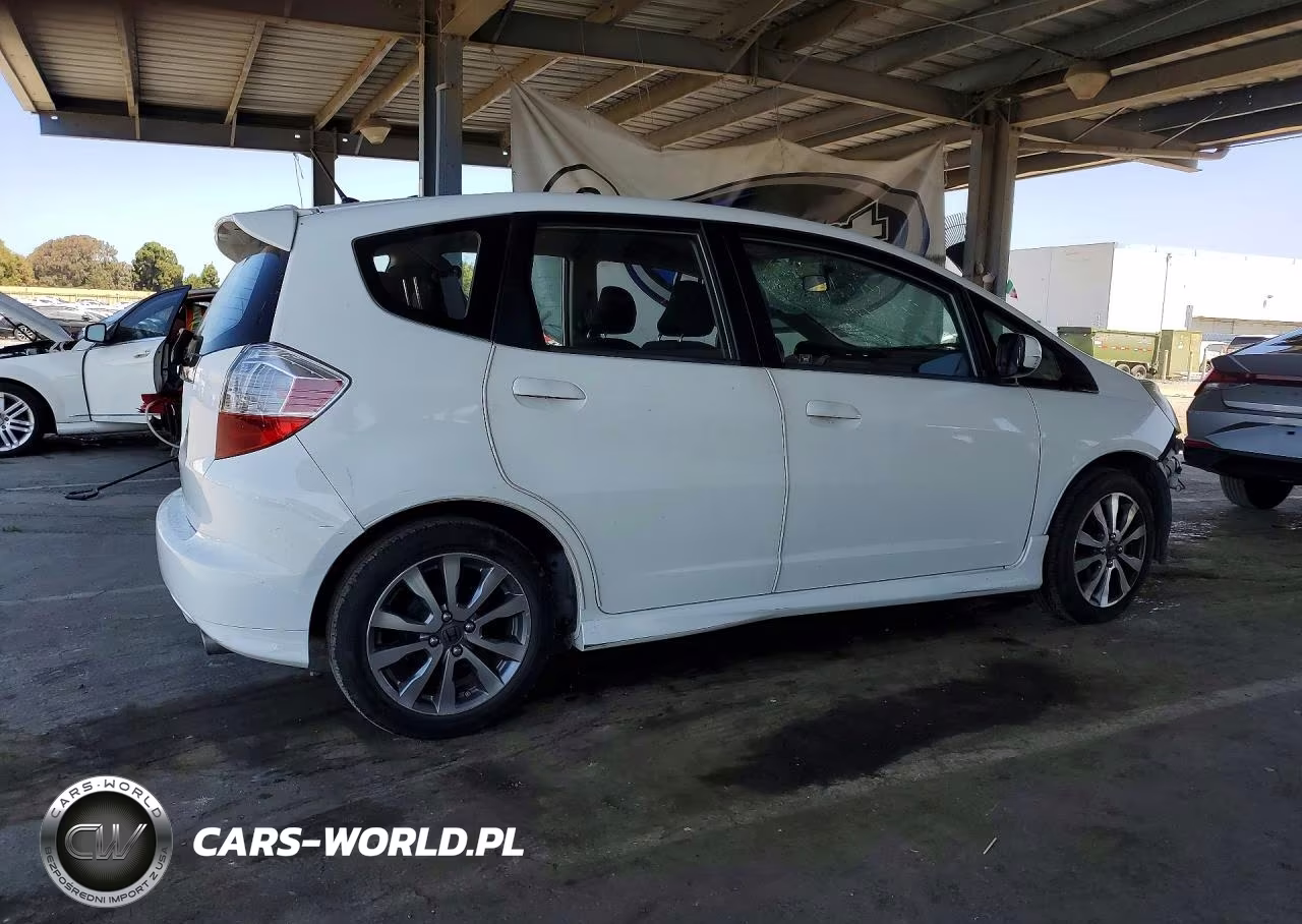 2013 Honda Fit Sport VIN:JHMGE8H53DC057407 - 3