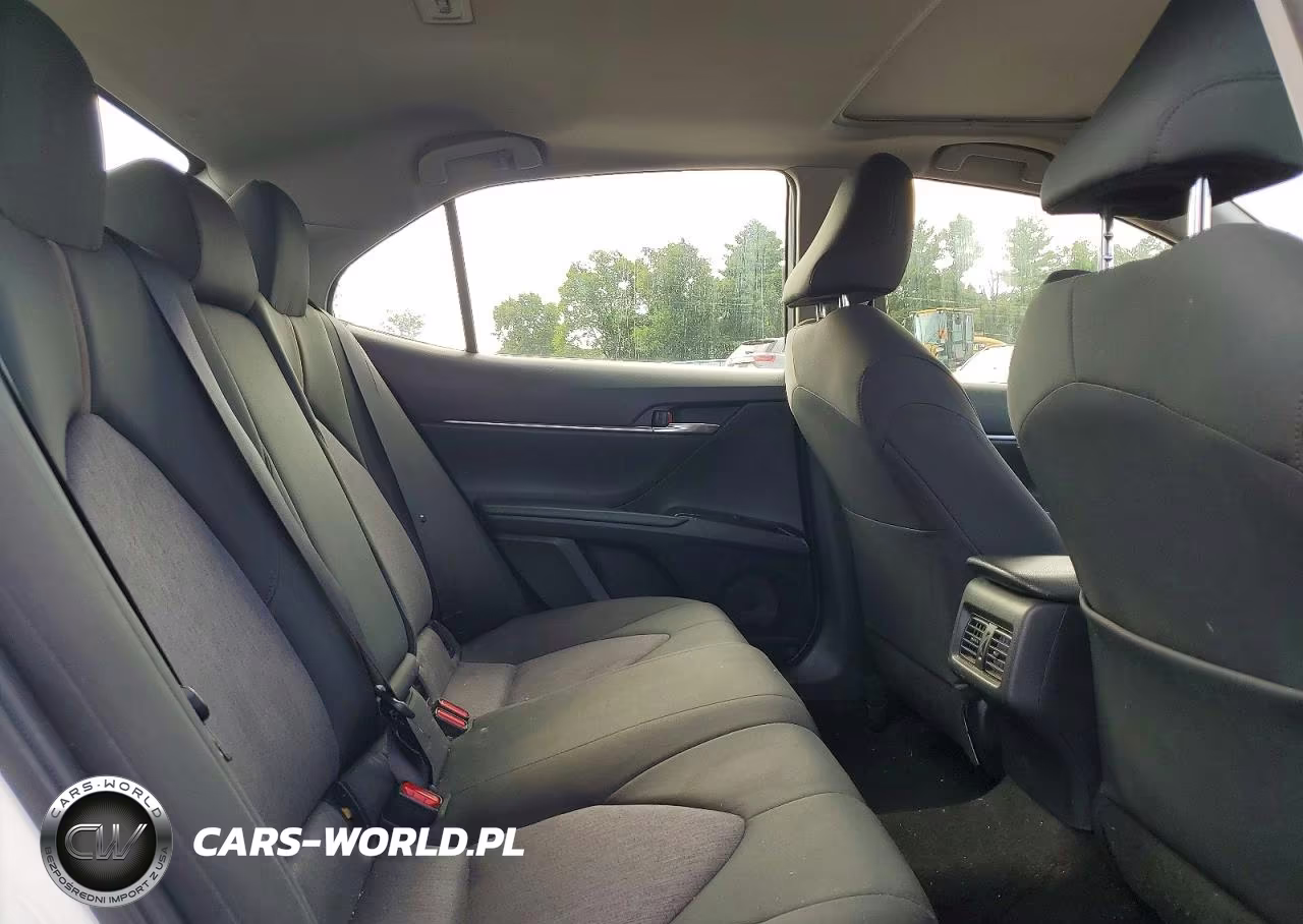 2018 Toyota Camry Le VIN:JTNB11HK5J3000458 - 10