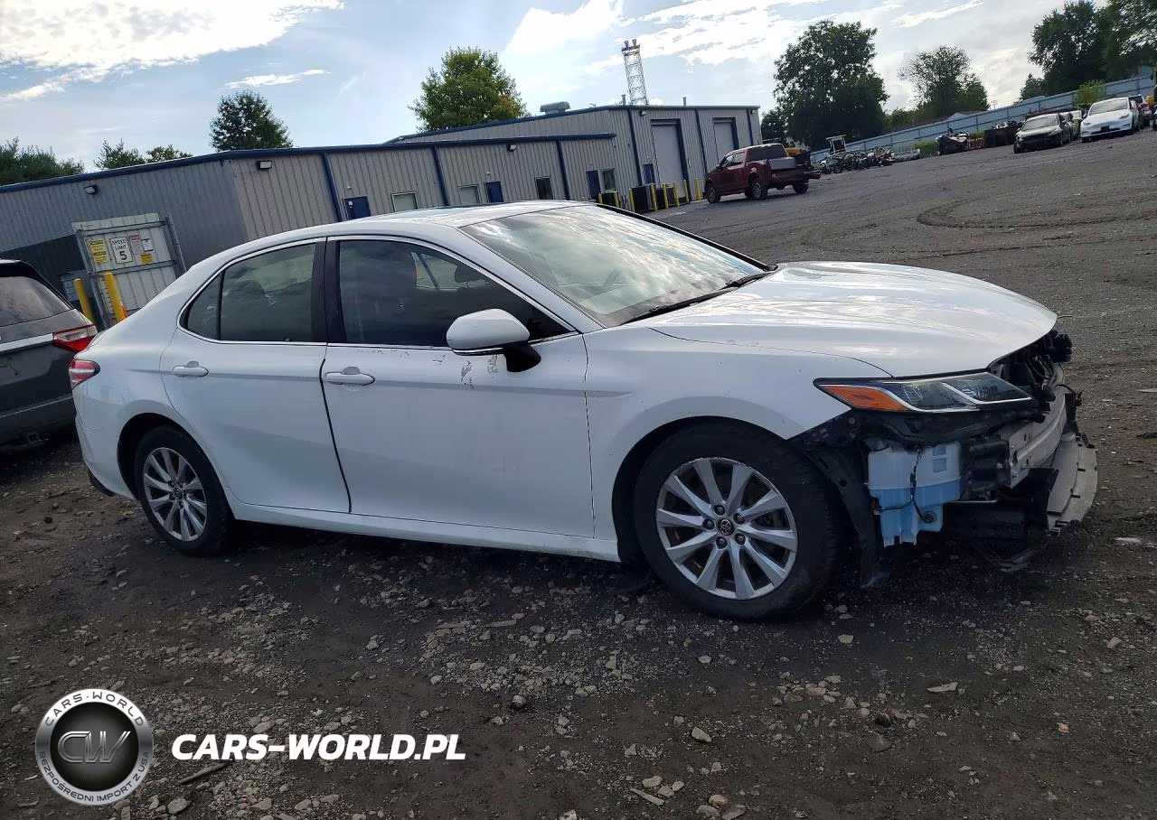 2018 Toyota Camry Le VIN:JTNB11HK5J3000458 - 4