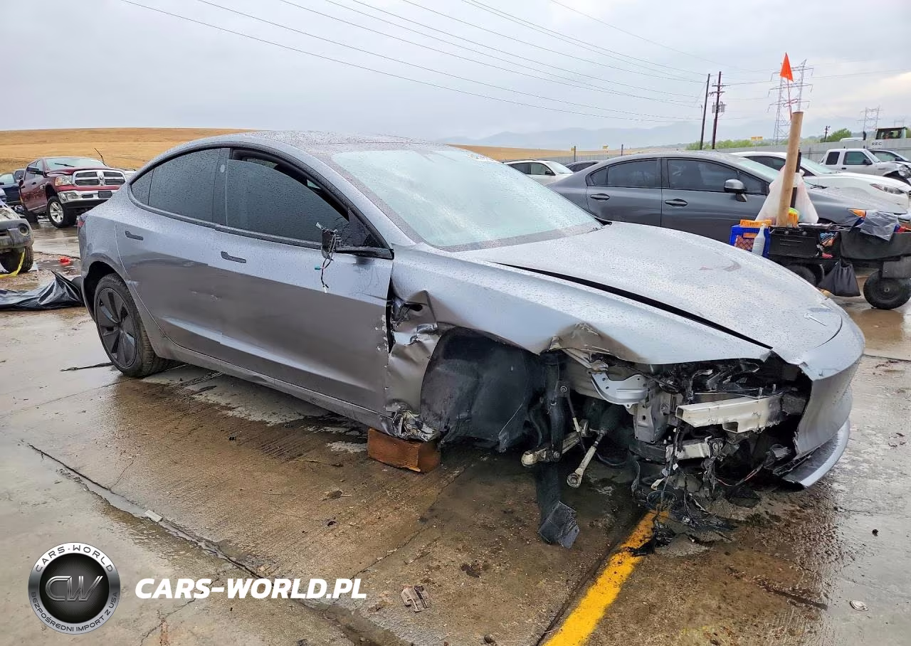 2025 Tesla Model 3 VIN:5YJ3E1EB5SF939096 - 4