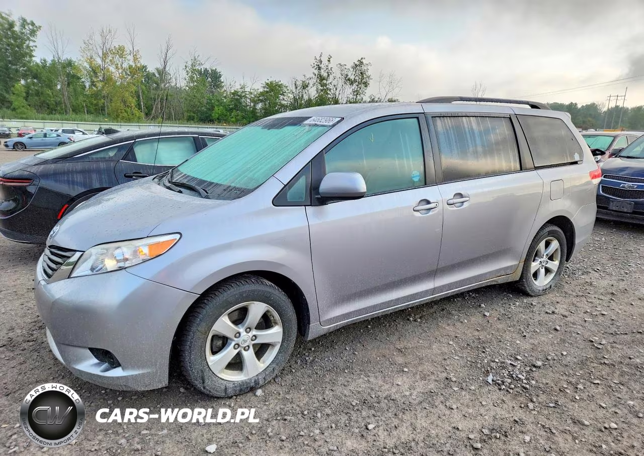 2011 Toyota Sienna Le – zdjęcie 1 z 13