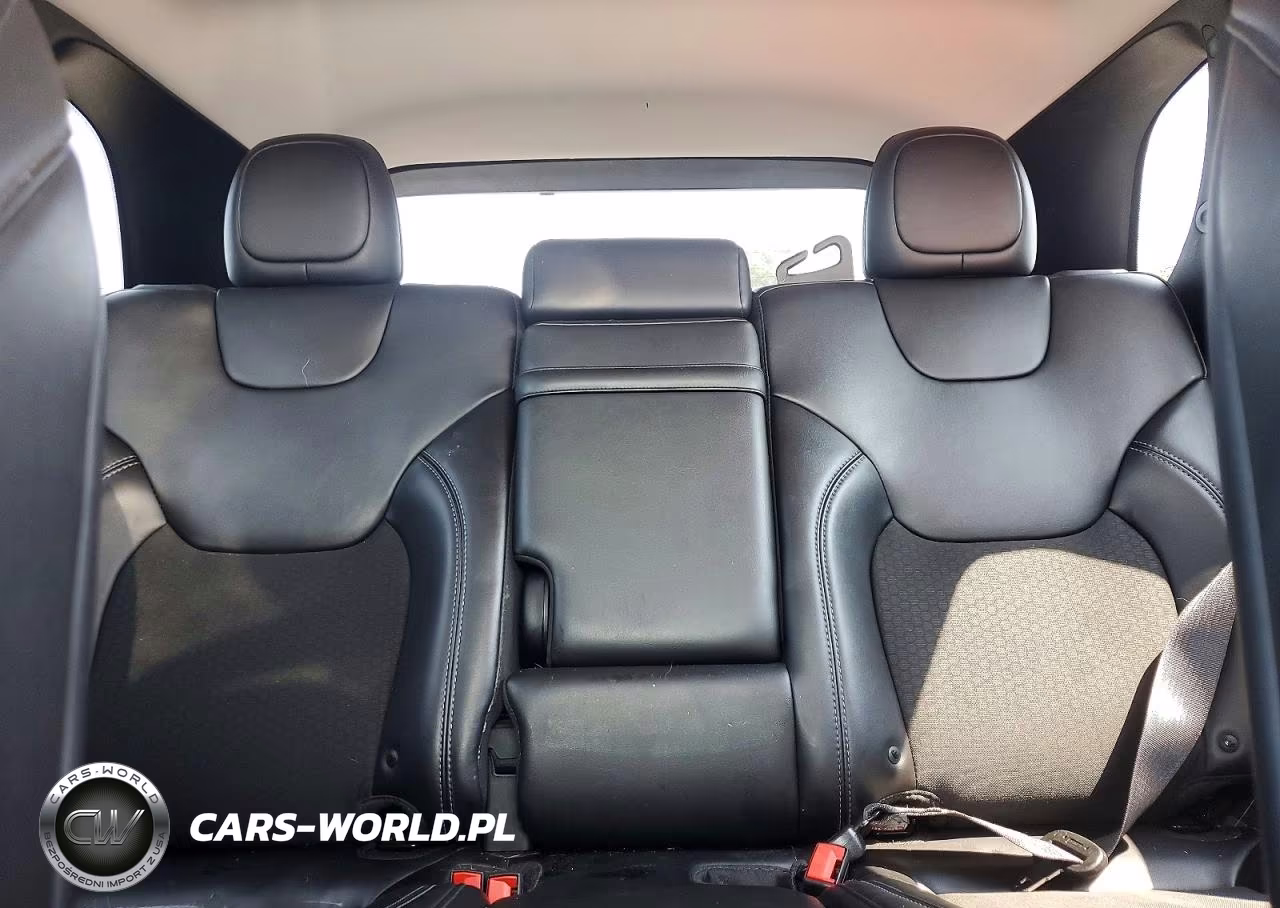 2019 Jeep Cherokee Latitude Plus VIN:1C4PJLLB6KD324396 - 10