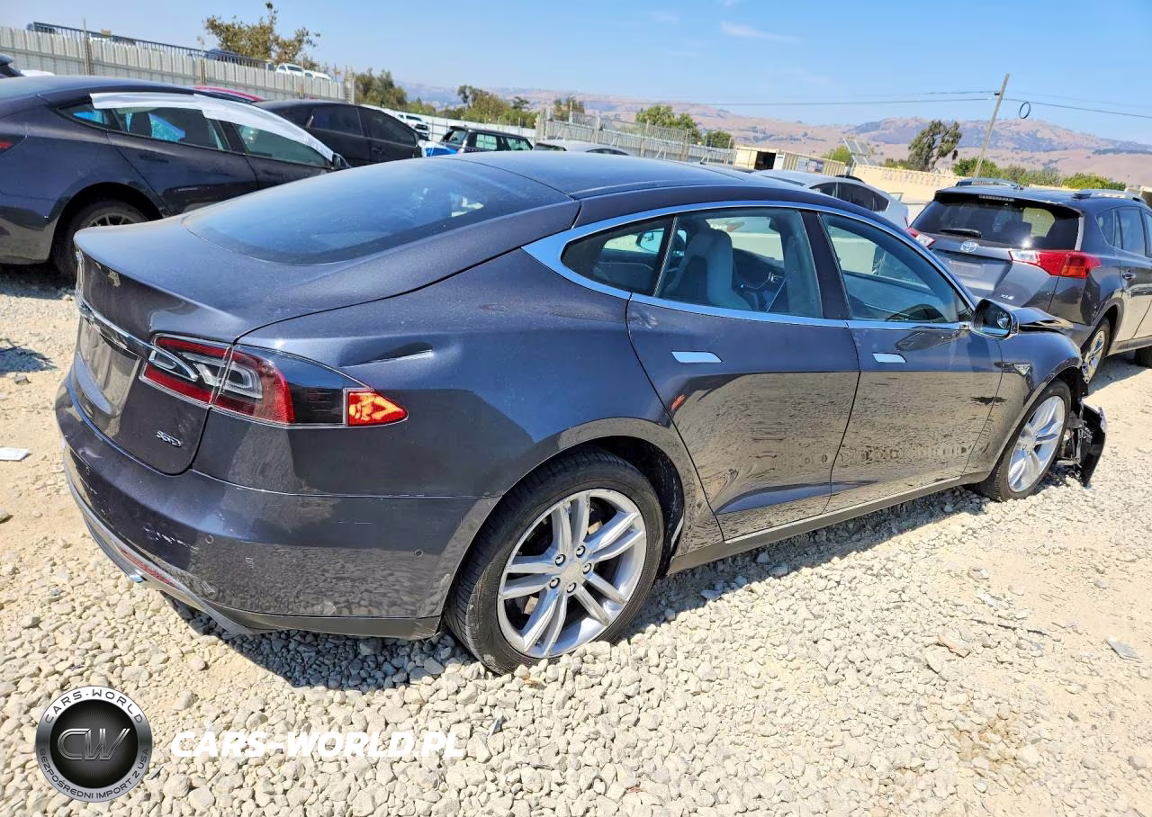 2015 Tesla Model S VIN:5YJSA1E21FF111642 - 3