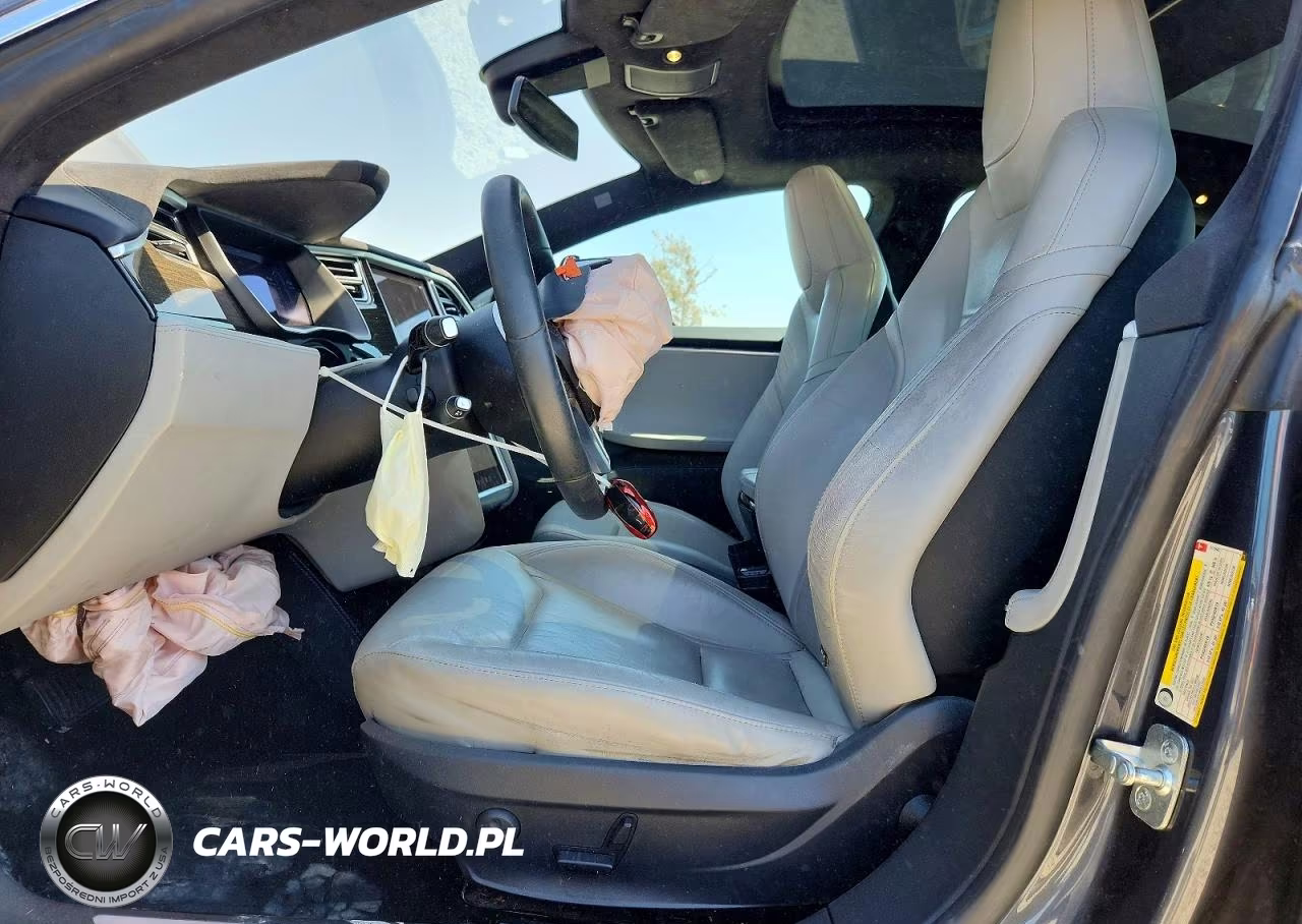 2015 Tesla Model S VIN:5YJSA1E21FF111642 - 7