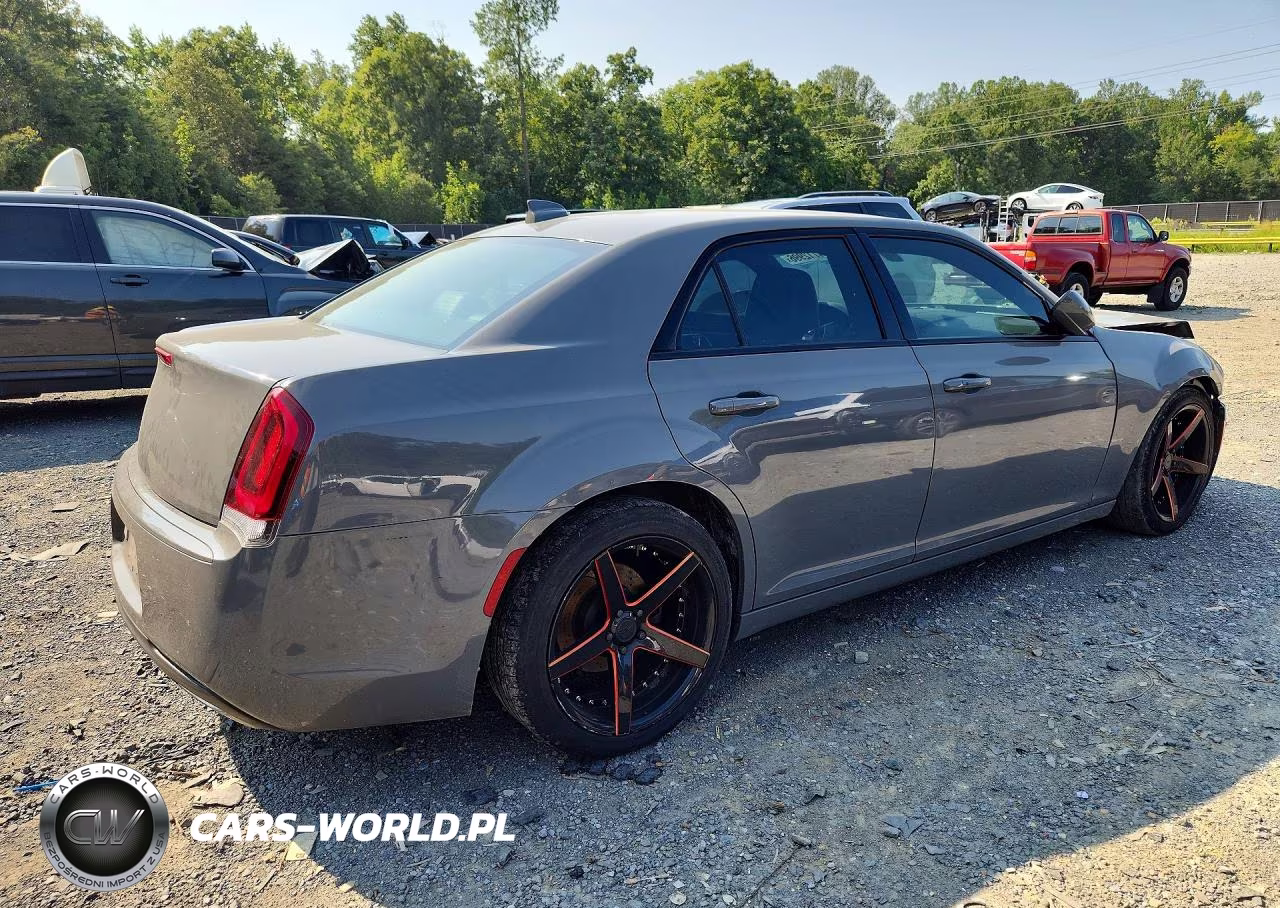 2019 Chrysler 300 S VIN:2C3CCABG0KH516396 - 3