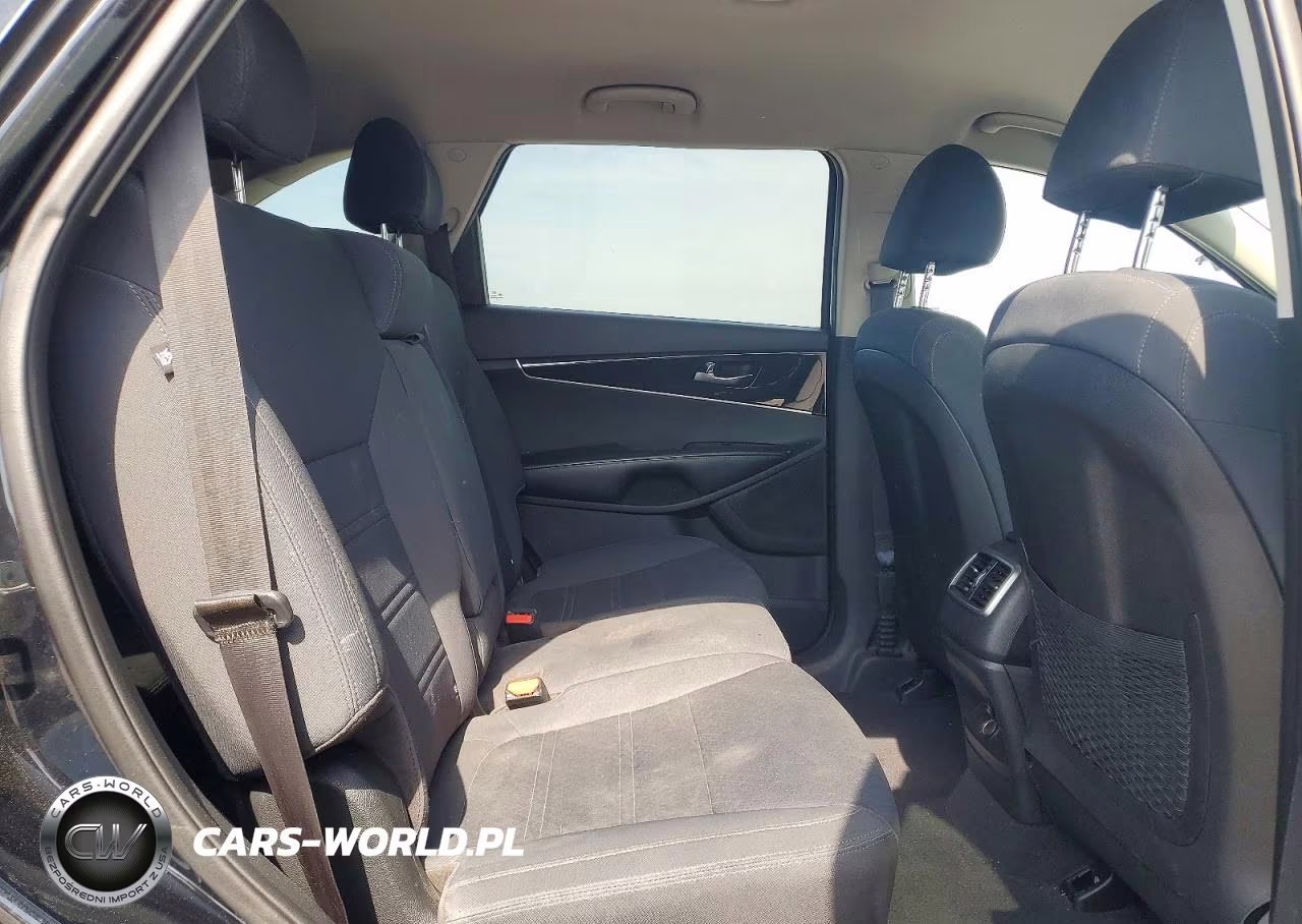 2019 Kia Sorento L VIN:5XYPG4A35KG586928 - 11
