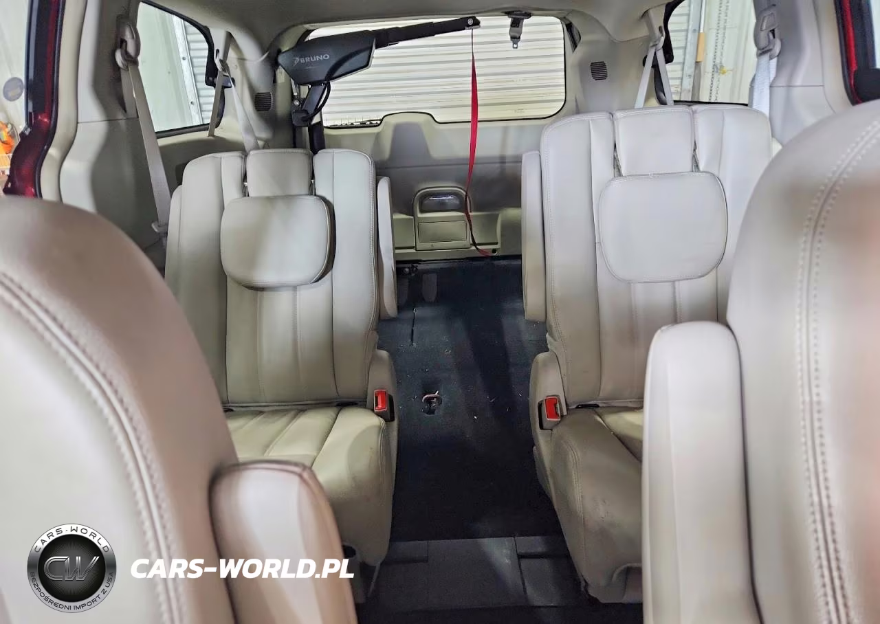 2013 Chrysler Town & Country Touring VIN:2C4RC1BG0DR645869 - 10