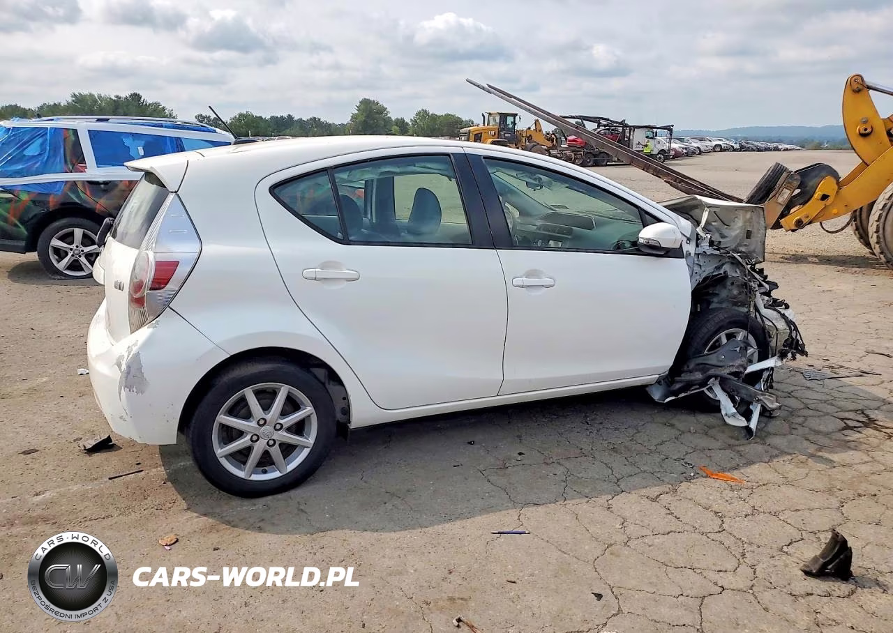 2013 Toyota Prius C Four VIN:JTDKDTB36D1057664 - 3