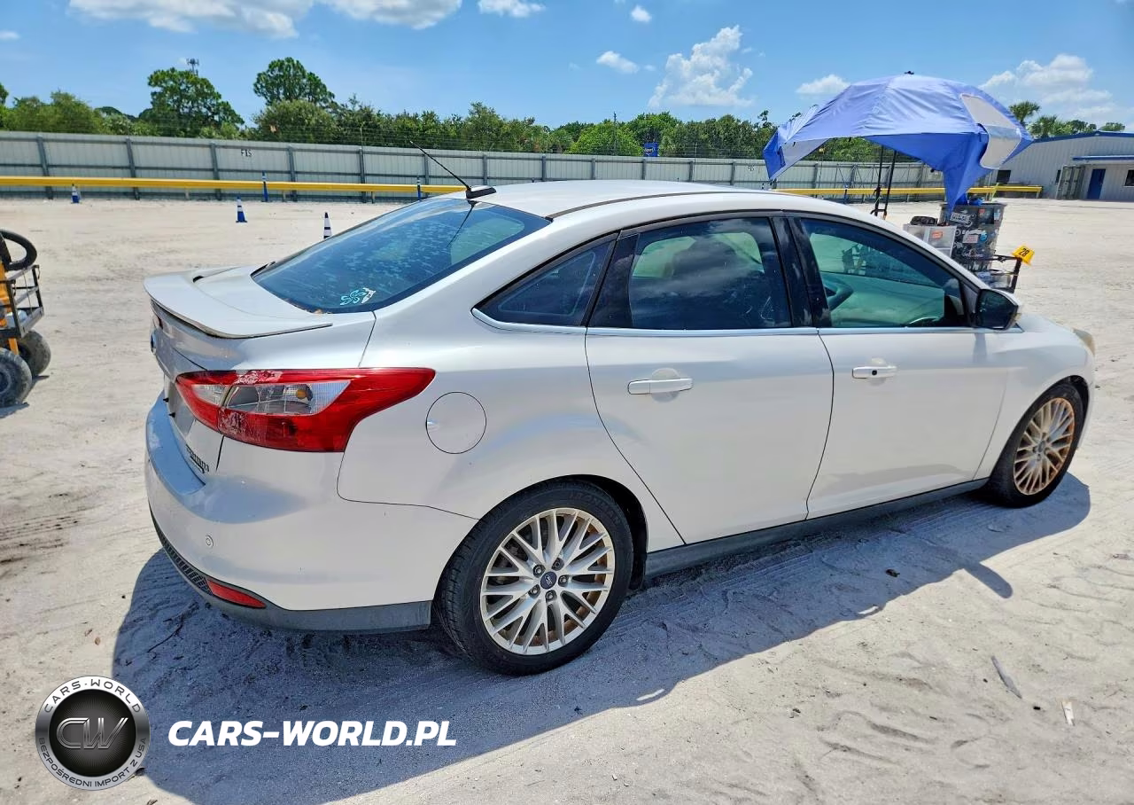 2014 Ford Focus Titanium VIN:1FADP3J21EL240653 - 3