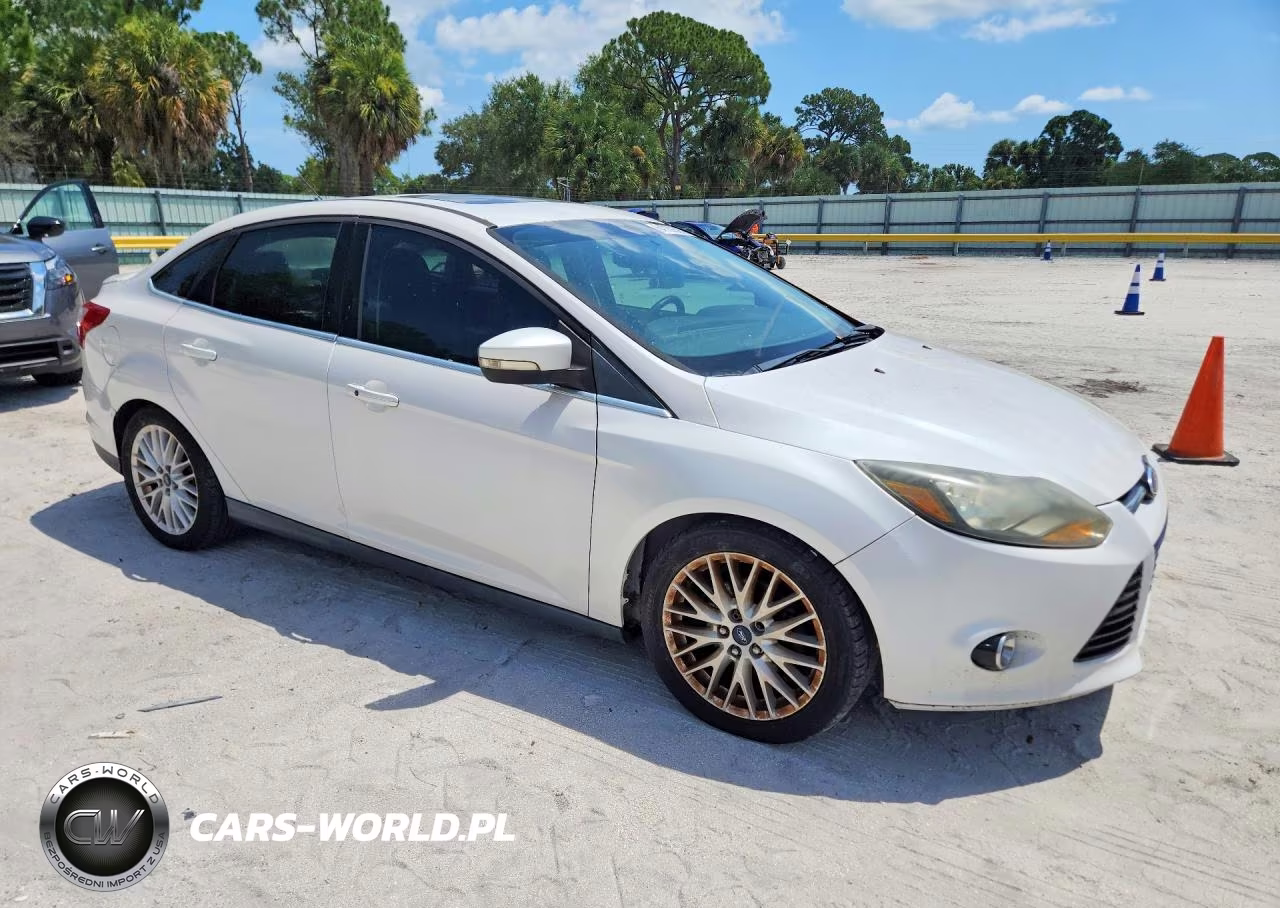 2014 Ford Focus Titanium VIN:1FADP3J21EL240653 - 4