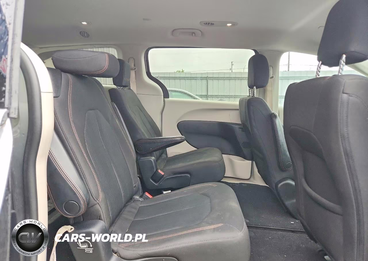 2017 Chrysler Pacifica Touring VIN:2C4RC1DG1HR515425 - 11