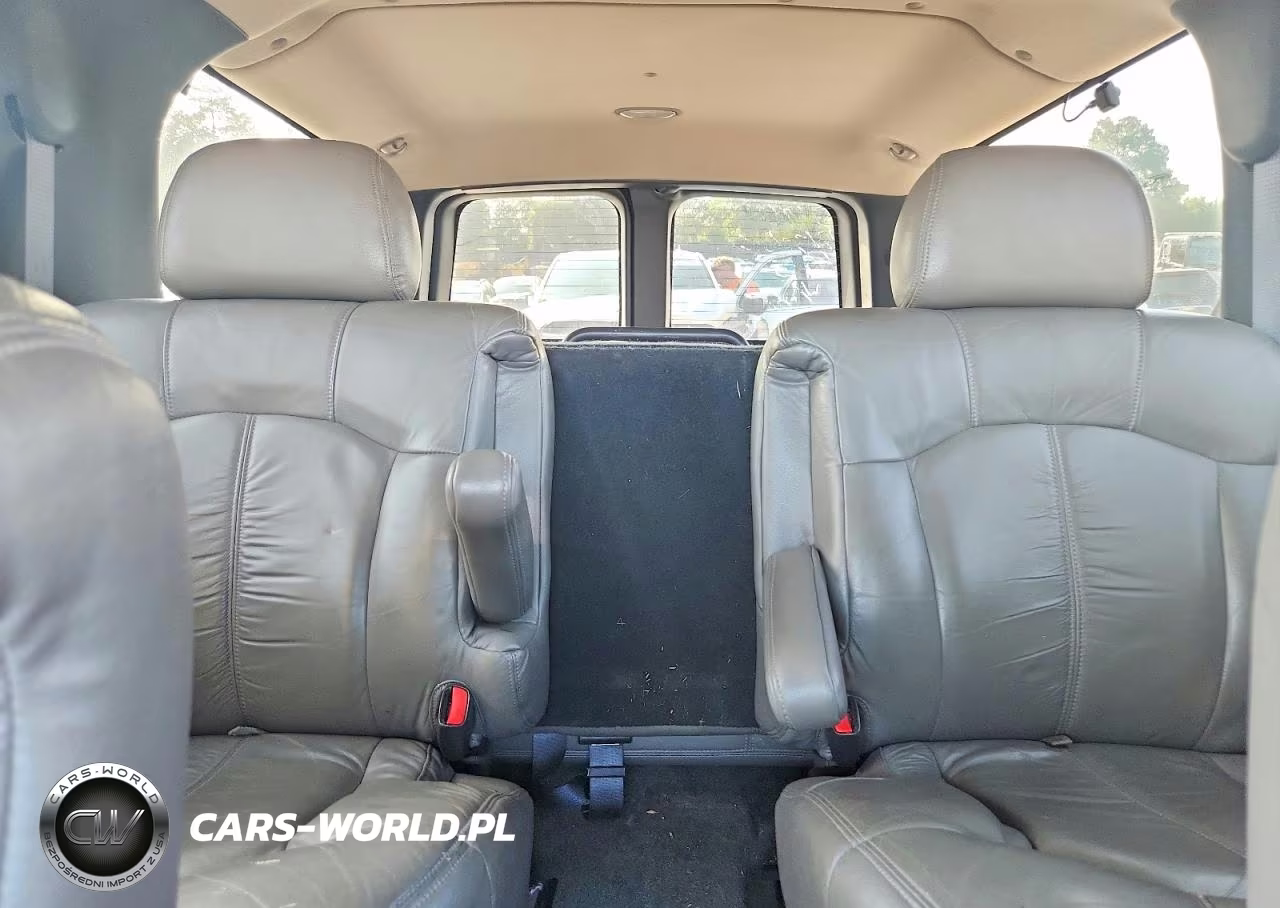 2000 Chevrolet Suburban K1500 VIN:3GNFK16T2YG211694 - 10