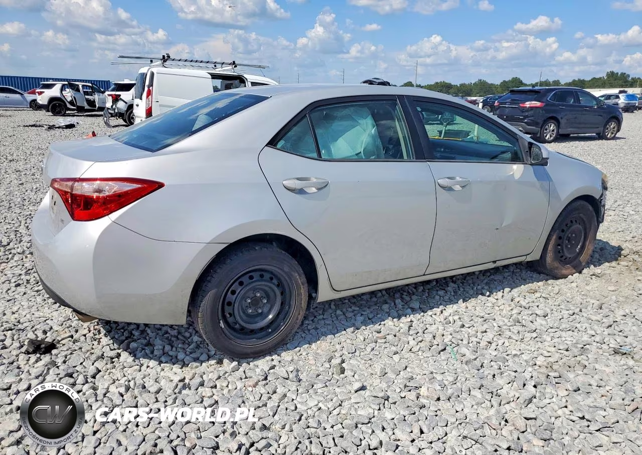 2018 Toyota Corolla Le VIN:5YFBURHE1JP810178 - 3