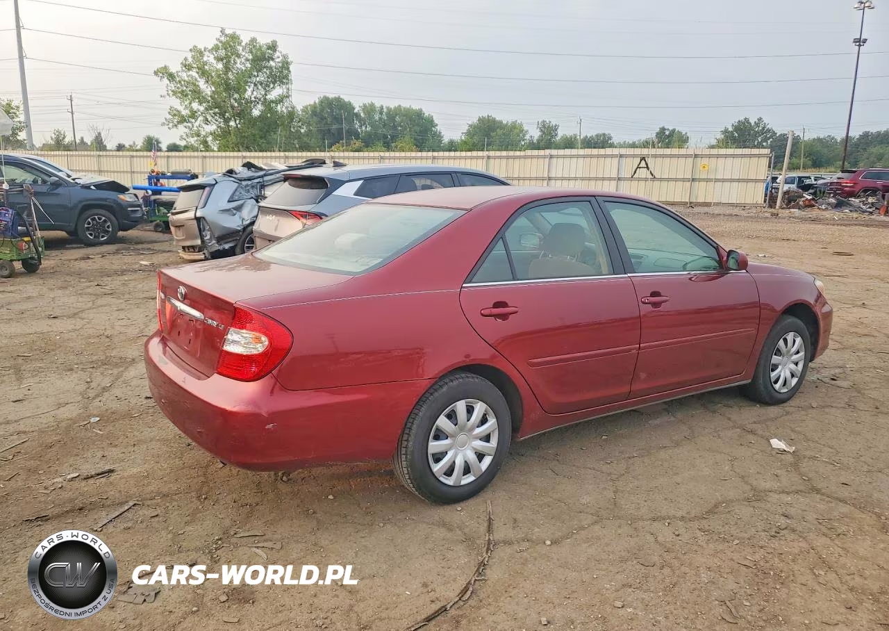 2003 Toyota Camry Le VIN:JTDBE32K330239623 - 3