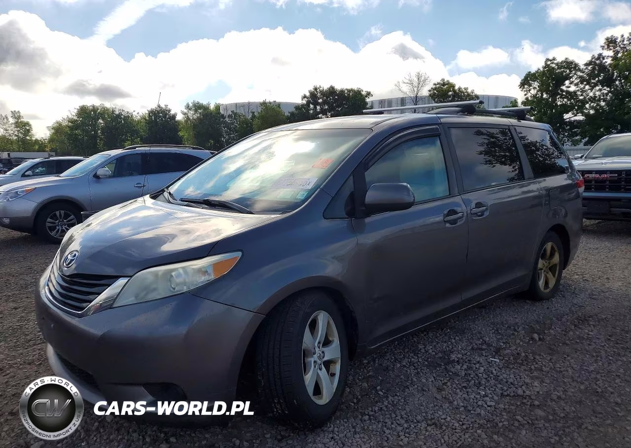 2011 Toyota Sienna Le – zdjęcie 1 z 13