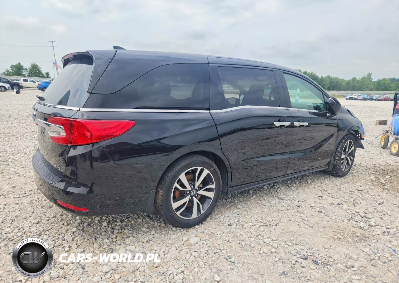 2018 Honda Odyssey Elite VIN:5FNRL6H98JB023355 - 3