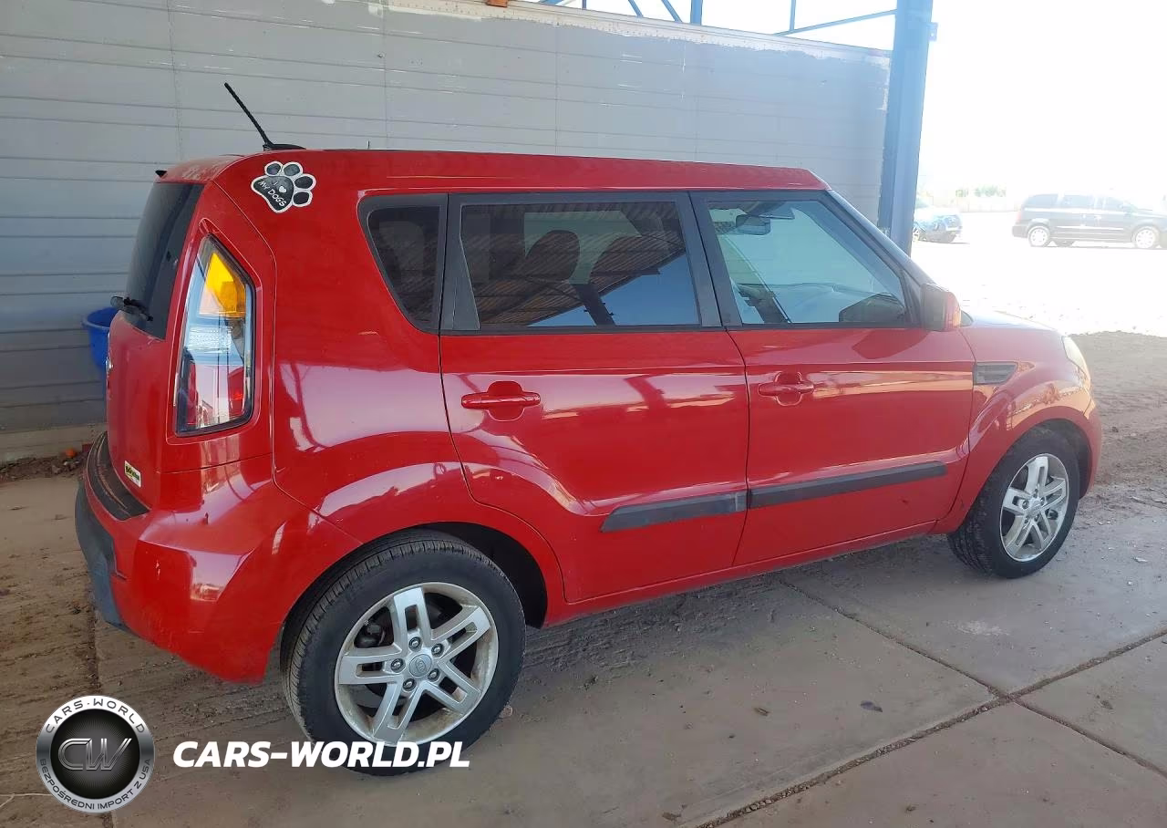 2011 Kia Soul + VIN:KNDJT2A29B7315946 - 3
