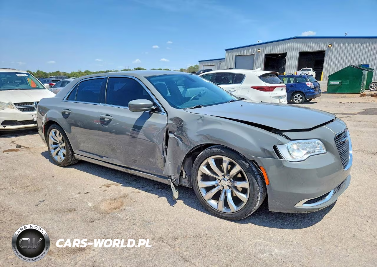 2017 Chrysler 300 Limited VIN:2C3CCAAGXHH612630 - 4