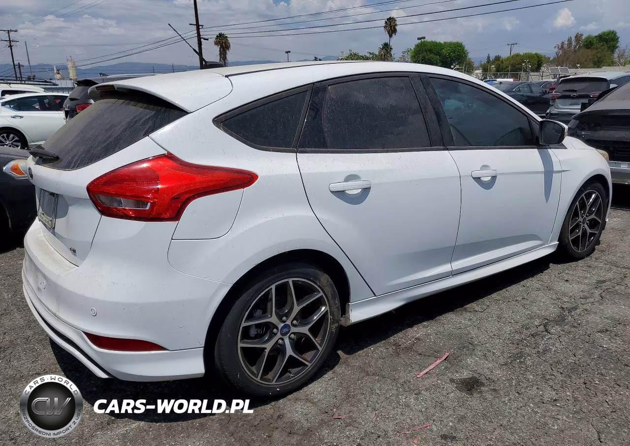 2015 Ford Focus Se VIN:1FADP3K26FL380343 - 3