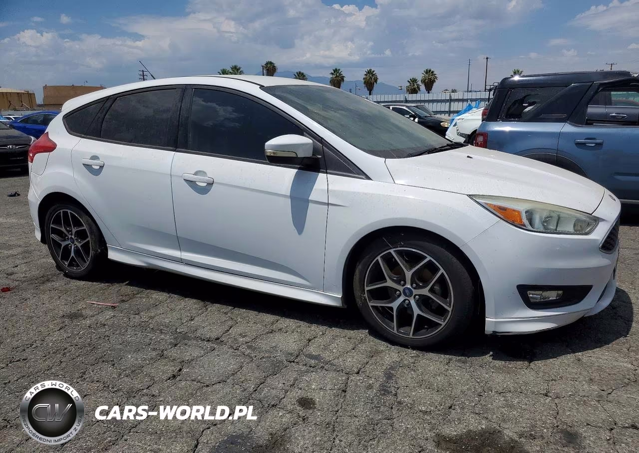 2015 Ford Focus Se VIN:1FADP3K26FL380343 - 4