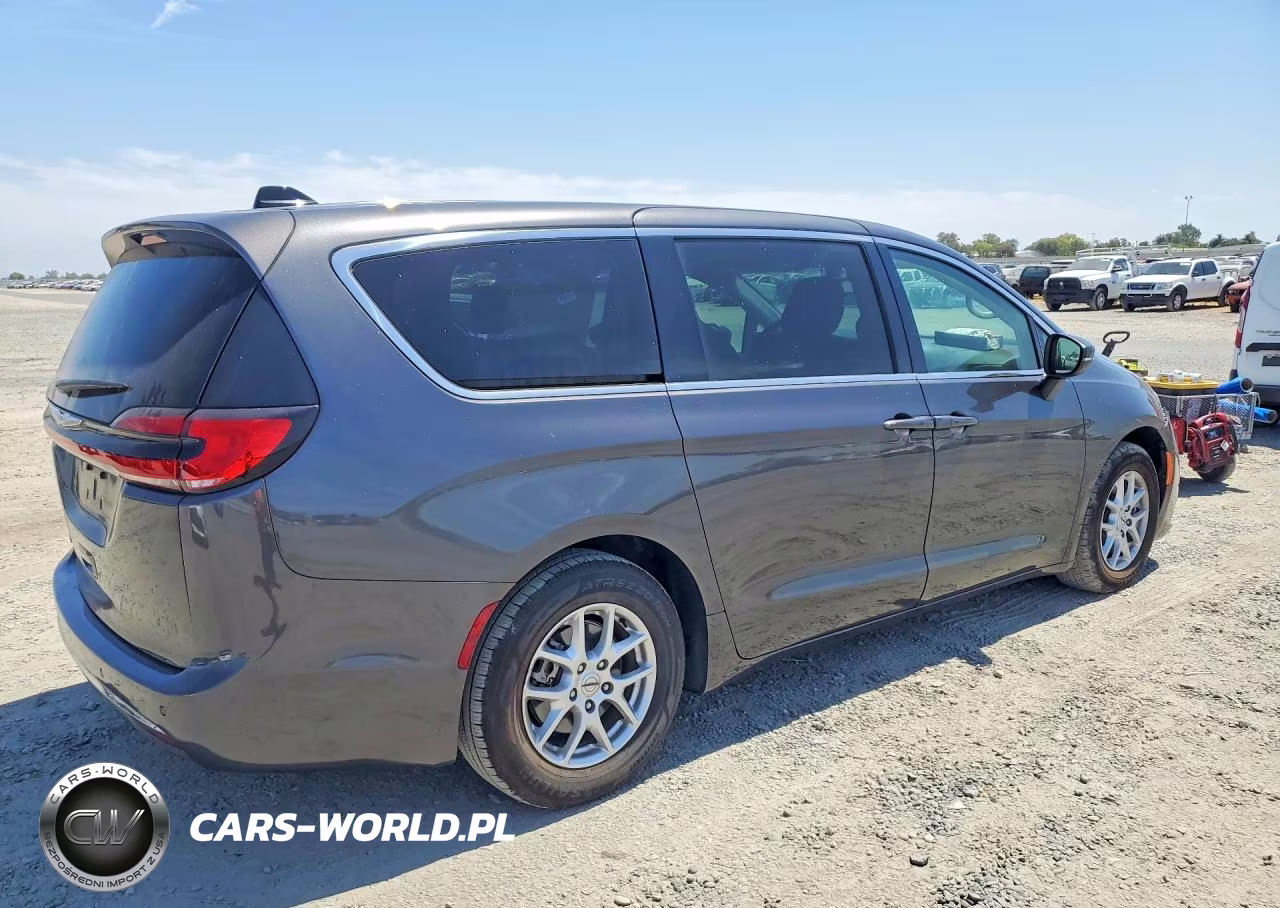 2023 Chrysler Pacifica Touring L VIN:2C4RC1BG3PR529456 - 3