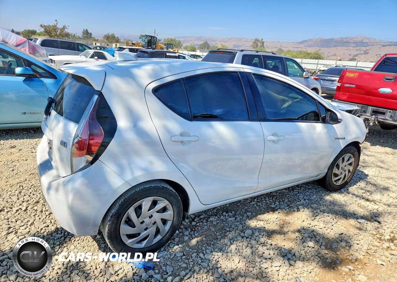 2015 Toyota Prius C One VIN:JTDKDTB34F1578014 - 3